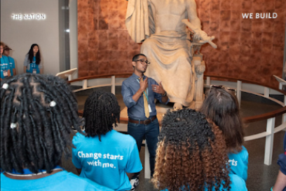  Orlando Serrano, a National Museum of American History museum educator, leads a group of Boys & Girls Clubs of America teens through an exploration of the museum’s stories that center around themes of democracy and civic engagement. (Norwood Photography)